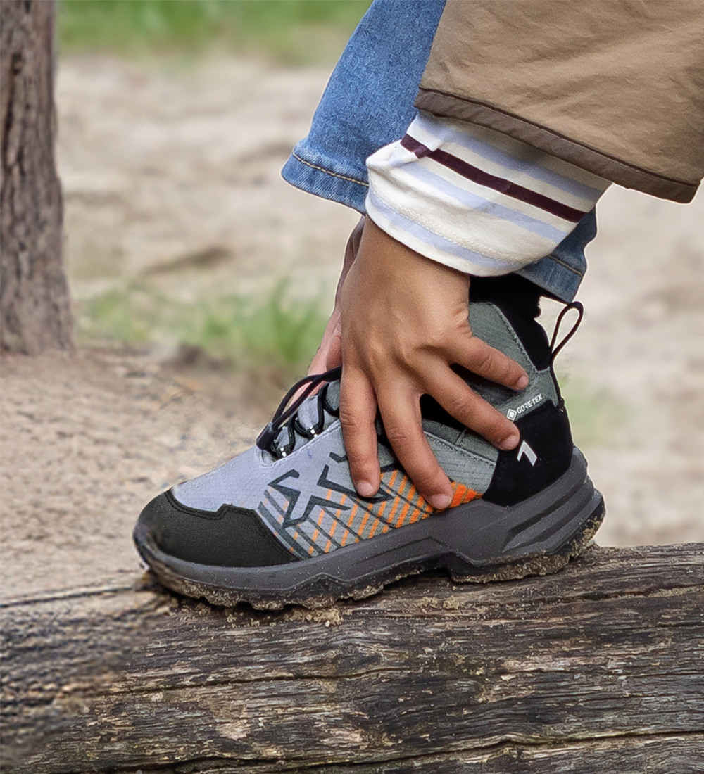 911207_future-hero-gtx-mid-grey-black-act-1000x1100.jpg